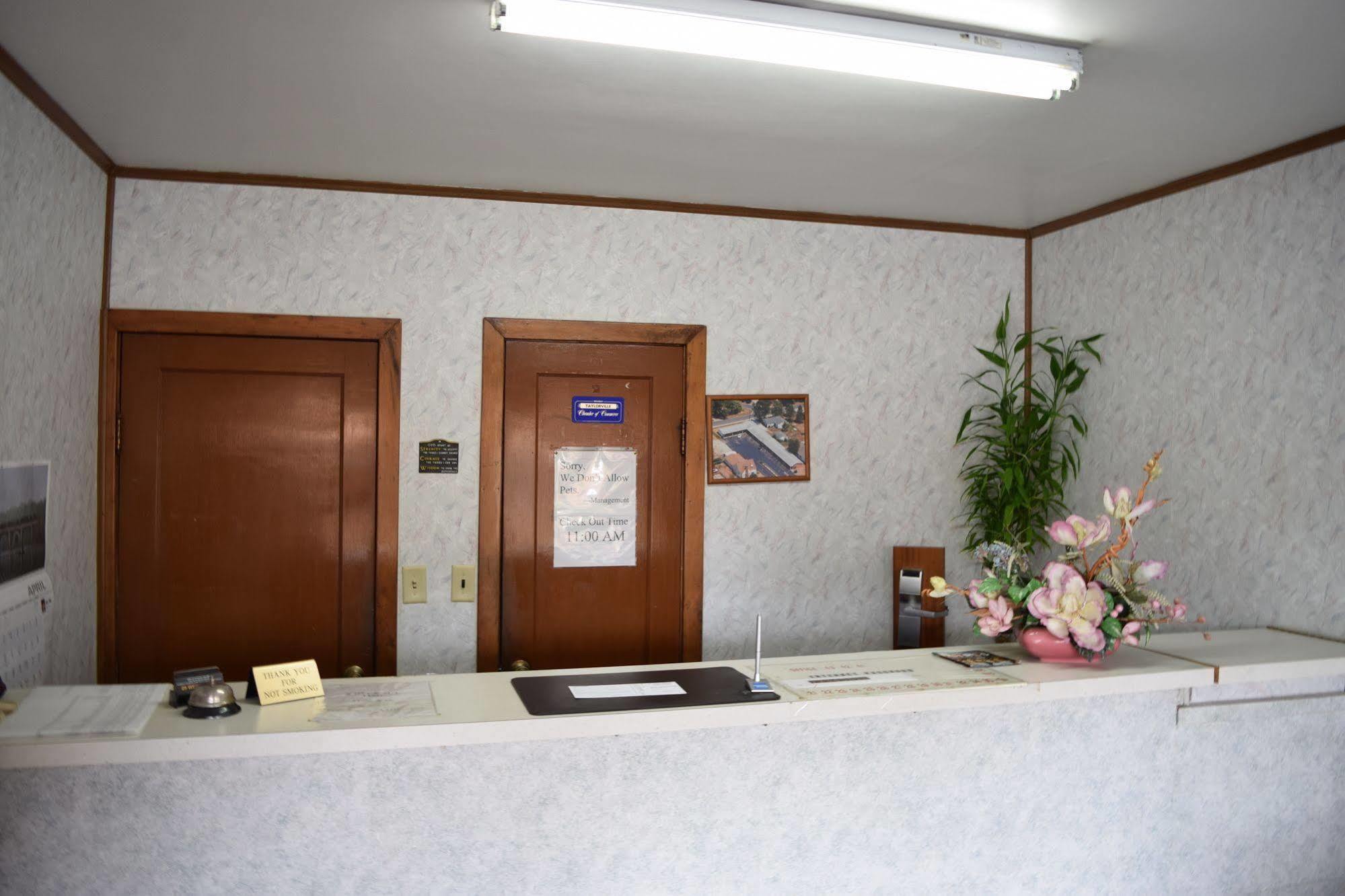 Economy Inn Taylorville Экстерьер фото